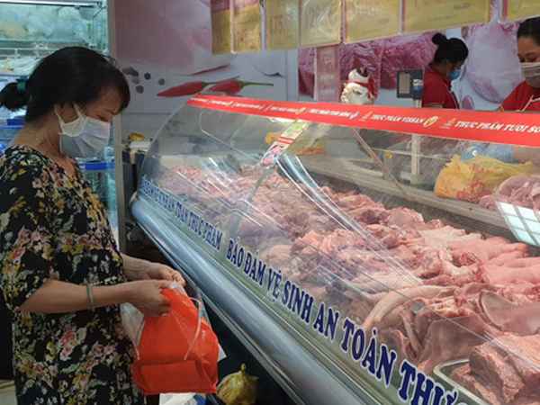 Siêu thị ở TP HCM giảm quá tải vì phát phiếu hẹn giờ, cho nhân viên mua hàng giùm khách