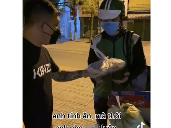 Shipper ngồi trước cửa nhà suốt 3 tiếng không đi, lý do đằng sau khiến nam thanh niên qua đường cảm động mà làm hành động này