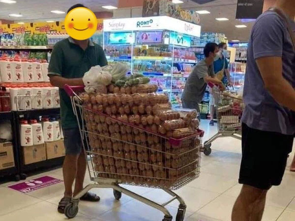 Đại diện AEON Việt Nam nói gì về hình ảnh người đàn ông thu gom 1 xe đầy trứng trong siêu thị?