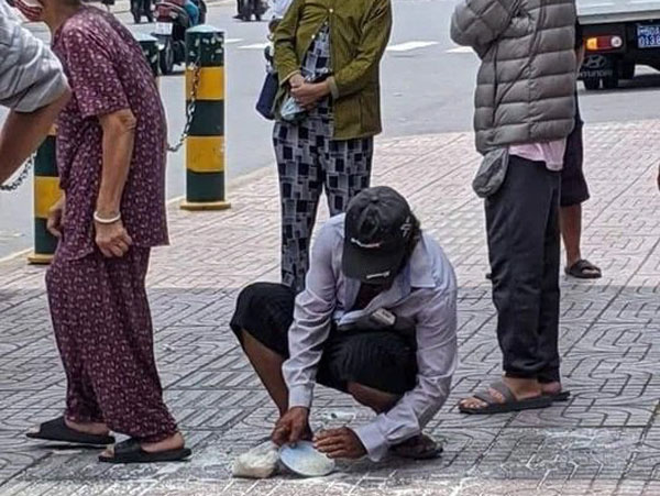 Hình ảnh phát ra tiếng khóc nhưng đẹp đẽ tuyệt vời: Người đàn ông ngồi xổm xuống đất nhặt từng hạt gạo rơi