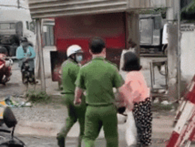 Không đeo khẩu trang, người phụ nữ phăm phăm đòi 'thông chốt' cách ly để đi tìm con