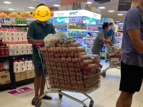 Đại diện AEON Việt Nam nói gì về hình ảnh người đàn ông thu gom 1 xe đầy trứng trong siêu thị?