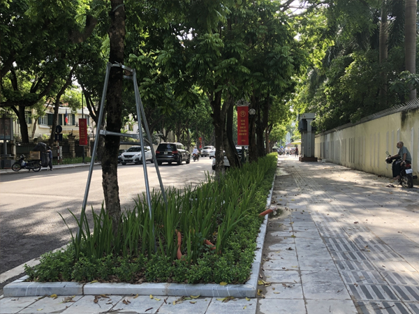 Một số tuyến phố Hà Nội bị xén vỉa hè để làm bồn hoa
