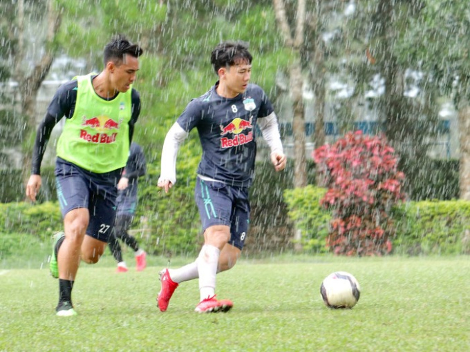 Hoàng Anh Gia Lai đá nội bộ giữa mưa rào, đội của Công Phượng thắng áp đảo