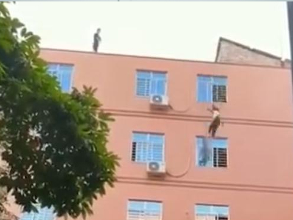 Thót tim cảnh giải cứu bé 15 tuổi nhảy lầu tự tử, sự tình phía sau khiến CĐM phẫn nộ