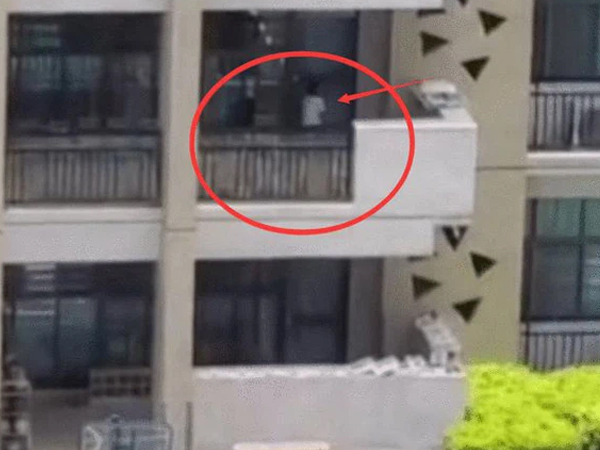 Cô giáo mầm non nhốt học sinh ngoài ban công giữa trời nóng 40 độ, nghe tiếng kêu gào ai cũng xót, hành động sau đó càng đáng lên án