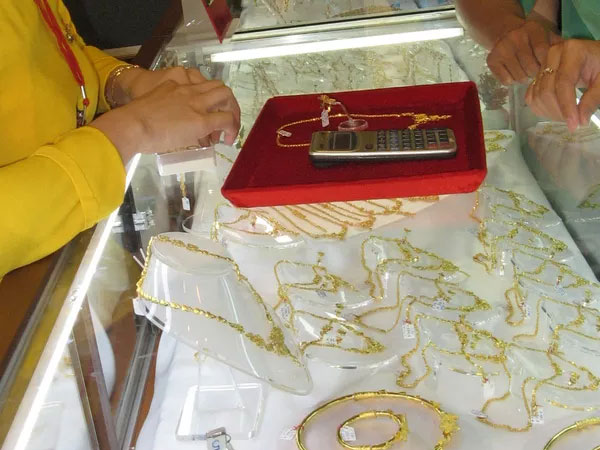 Giá vàng hôm nay 16-7: Tăng tiếp dù USD đảo chiều đi lên