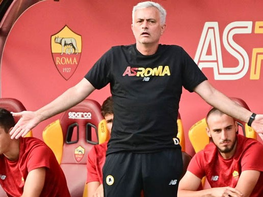 Roma thắng 10-0 ở trận đấu đầu tiên dưới thời Mourinho