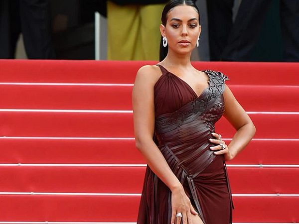 Thảm đỏ Cannes: Bạn gái Ronaldo chặt chém, tình cũ Brooklyn Beckham hở “toát mồ hôi” chưa sốc bằng mỹ nhân phô vòng 3 lố lăng