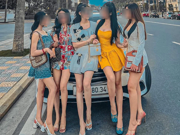 Hội "hot girl tài chính" pose dáng: Không nằm dài khoe body mướt mát thì cũng phải đứng ké bên ô tô thật oách