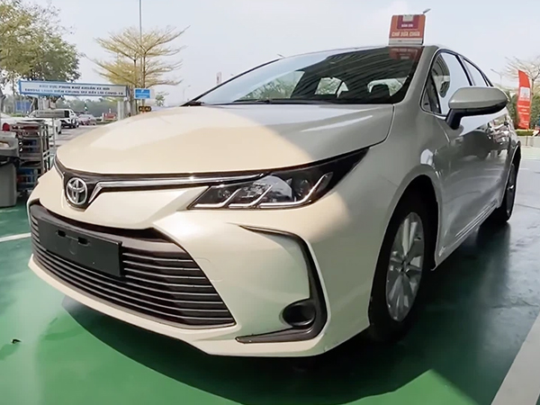Toyota Corolla Altis 2021 bất ngờ về đại lý ở Việt Nam: Máy 2.0L nhưng nội thất sơ sài hơn Vios bản dịch vụ