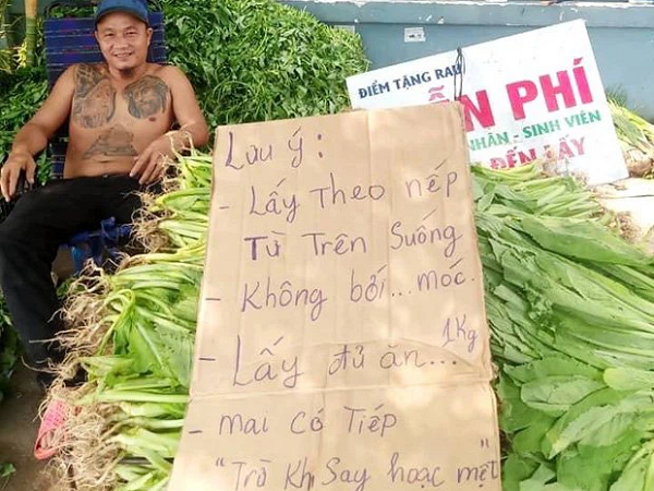 Ông chủ sạp rau Minh Râu được dân mạng khen rần rần những ngày qua, nay được hàng loạt người nổi tiếng chia sẻ về sự tử tế