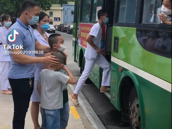 Hai bé trai khóc nức nở tiễn mẹ lên đường vào Nam chống dịch: Khoảnh khắc gây xúc động