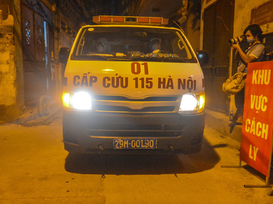 Cận cảnh quy trình đưa bệnh nhân dương tính SARS-CoV-2 đến bệnh viện điều trị ở Hà Nội