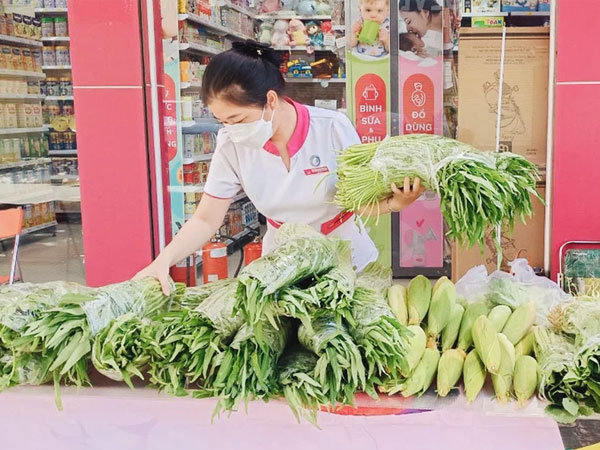 TP.HCM: Cửa hàng Con Cưng bắt đầu bán rau củ, người dân thấy giá bình dân nên mua luôn