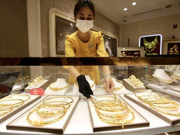 Sau khi đạt đỉnh cao, giá vàng giảm