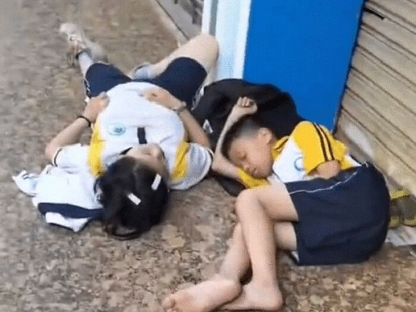 Hai đứa trẻ nằm vật vờ trước cửa lớp học thêm vào sáng sớm, lý do đằng sau khiến dân mạng 'dậy sóng'