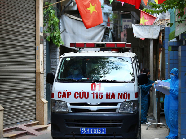 Hà Nội: Tạm phong tỏa nơi ở, đưa 2 mẹ con bé gái 1 tuổi dương tính SARS-CoV-2 đi cách ly