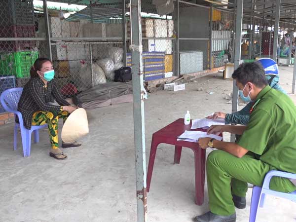 2 người trốn cách ly vì… nhớ nhà, đi bán rau