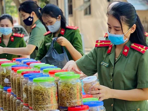 ẢNH: Người dân xứ Nghệ quyên góp rau củ, ngày đêm làm đồ ăn để ủng hộ tâm dịch TP. HCM