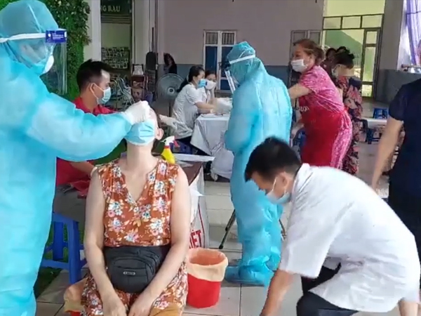 Video: Người dân có nguy cơ cao mắc Covid-19 ở Hà Nội được test PCR miễn phí