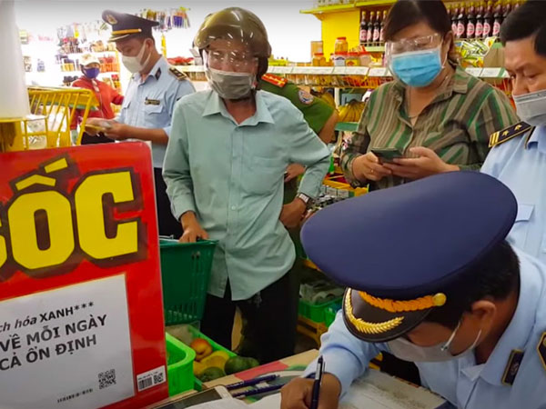 Lập biên bản vi phạm hành chính cửa hàng Bách Hóa Xanh ở Sóc Trăng