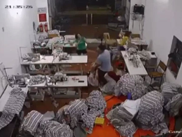 Nghi vợ nói dối, chồng cầm dao tới tận chỗ làm đâm vợ túi bụi rồi túm tóc lôi ra ngoài, đồng nghiệp can ngăn cũng bị đe dọa
