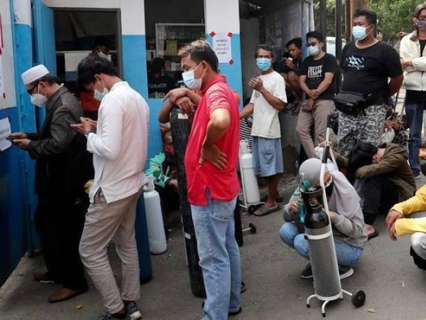 Indonesia cân nhắc kéo dài hạn chế, Anh lập kỷ lục số ca Covid-19