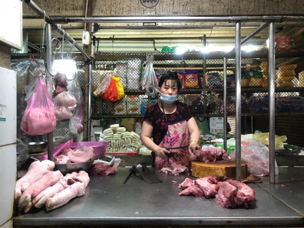 Vì sao heo hơi rớt thảm, bà nội trợ vẫn phải mua lẻ giá cao ngất