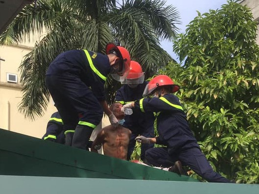 Nam bệnh nhân hoảng loạn, leo lên mái nhà ở bệnh viện để tự tử
