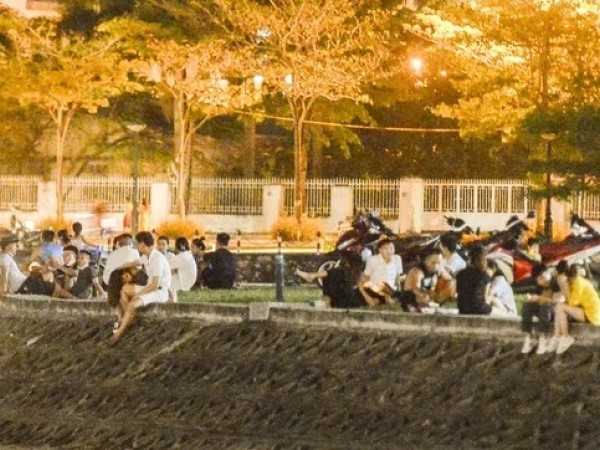 Hà Nội: Hàng trăm nam thanh nữ tú ra công viên tập thể dục, ăn nhậu, 'tâm sự' thấy công an bỏ chạy toán loạn
