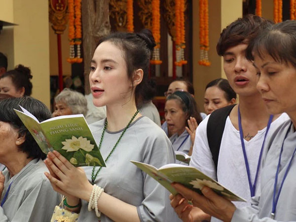 Angela Phương Trinh gây tranh cãi khi bày cách trị ung thư bằng niệm Phật: 'Nói chuyện, trải lòng từ bi, cầu cho khối u siêu thoát, dần dần khối u sẽ biến mất'?