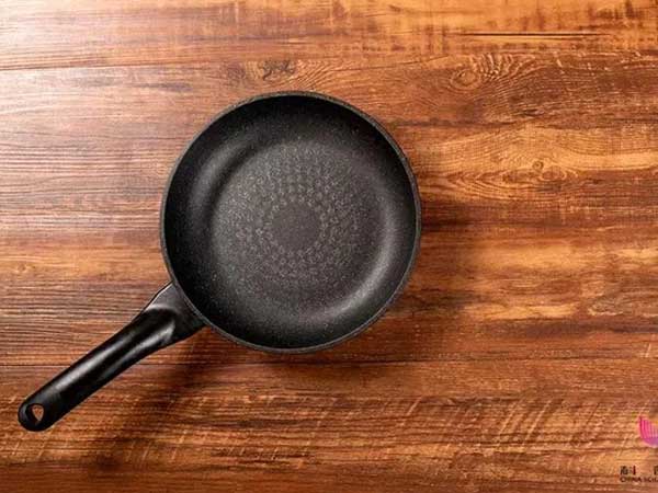 Chảo bị bong lớp chống dính, có độc hại, gây ung thư không? Hóa ra trước giờ chúng ta vẫn hiểu sai cách