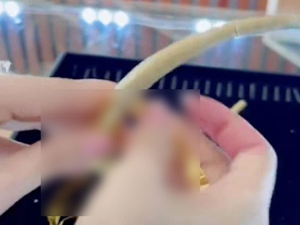 Sự thật sau những chiếc kiềng vàng tặng cô dâu ngày cưới: Tưởng 'nặng nề' thế nào, hóa ra chỉ được cái 'mã'!