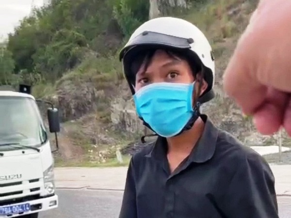 Công nhân trong vụ 'bánh mì không phải lương thực thiết yếu' bị cho nghỉ việc!