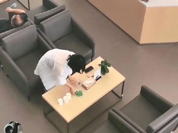 Chờ trong khu vực tiếp khách của một cửa hàng, nữ khách hàng có hành động lạ lùng khiến nhân viên quầy sững người: 'Điều đó khiến chị hạnh phúc hay chị định cướp cơm của em?'