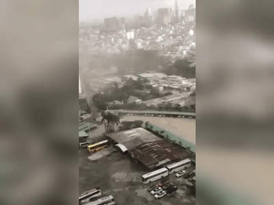 Giông lốc kinh hoàng, quật ngã trụ quảng cáo 'khủng' ở Sài Gòn