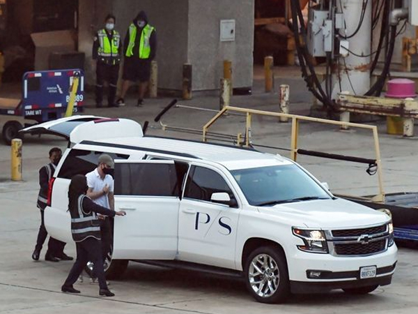 Harry 'sử dụng dịch vụ sân bay siêu VIP và xe đưa đón ngốn xăng'