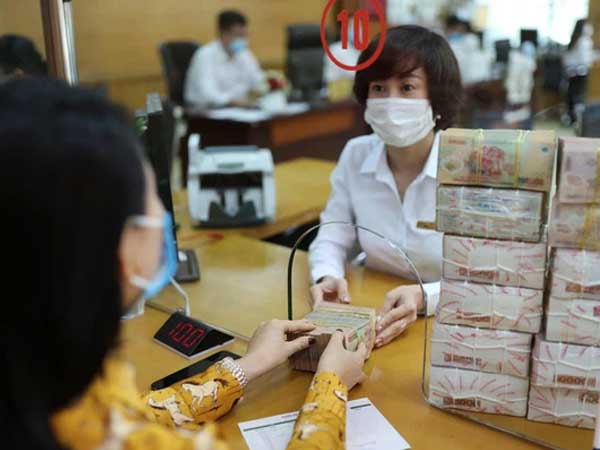 Ngân hàng đồng loạt giảm lãi suất: Thực sự bớt gánh nặng cho doanh nghiệp?