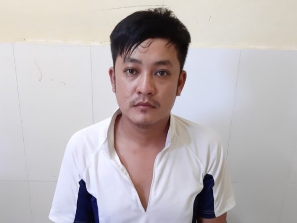 Nam thanh niên trộm vé số của cụ bà bán dạo, mang đi bán rẻ, mời bạn đi nhậu