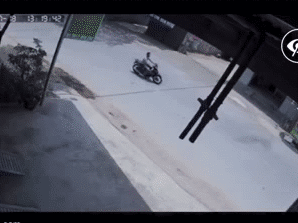Clip: Xe máy bị nghiền nát khi đối đầu ô tô, tình trạng của thanh niên khiến tất cả lo lắng