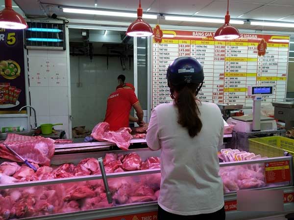Thịt lợn dân bán tại chuồng 57 nghìn/kg, về Sài Gòn 200 nghìn/kg