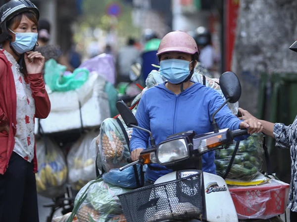 Hà Nội ngày đầu thực hiện Công điện 15: Tiểu thương ngậm ngùi quay xe ngay trước cổng chợ, có người rưng rưng nước mắt, hàng đã nhập về biết bán đi đâu?