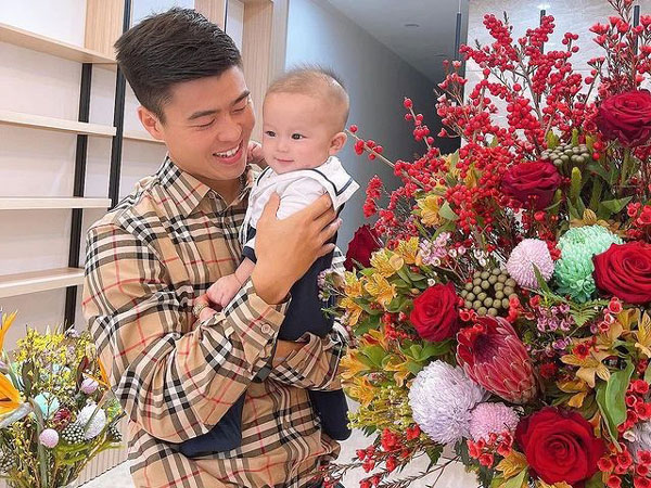 Quý tử 1 tuổi nhà cầu thủ Duy Mạnh gây bất ngờ với hình ảnh bụ bẫm, ra dáng một 'hot kid' với lượt theo dõi khủng trên Instagram