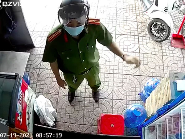 Công an phường mất 38 giây nhắc người dân vi phạm chỉ thị 16 - đoạn clip được chia sẻ rẩm rộ trên khắp các diễn đàn