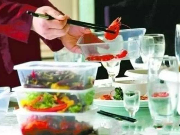 Đi ăn gói đồ thừa mang về, cô gái được đối tượng xem mắt khen đảm đang nhưng vừa về nhà đã nhận được tin nhắn gây sốc