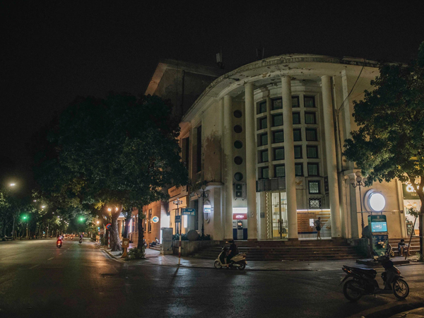 Buổi tối Hà Nội vắng hơn cả Tết: Phố xá nơi đâu cũng 'thinh lặng', người dân ở nhà đóng cửa chống dịch