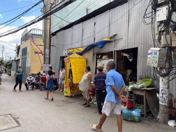 Bị bạo hành, con trai tâm thần đoạt dao đâm cha ruột chết tại chỗ