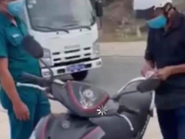 Dừng nhiệm vụ Phó chủ tịch phường nói 'bánh mỳ không phải hàng thiết yếu'