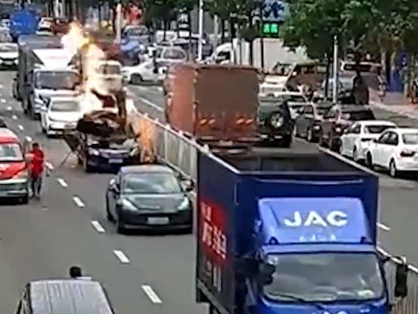 Clip: Xe ô tô bốc cháy ngùn ngụt giữa phố, người dân kéo nhau ra dập lửa thì bất ngờ nổ tung như trong phim hành động